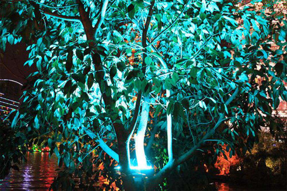 人生就是搏照明的RGB投光灯用在海内景观亮化项目